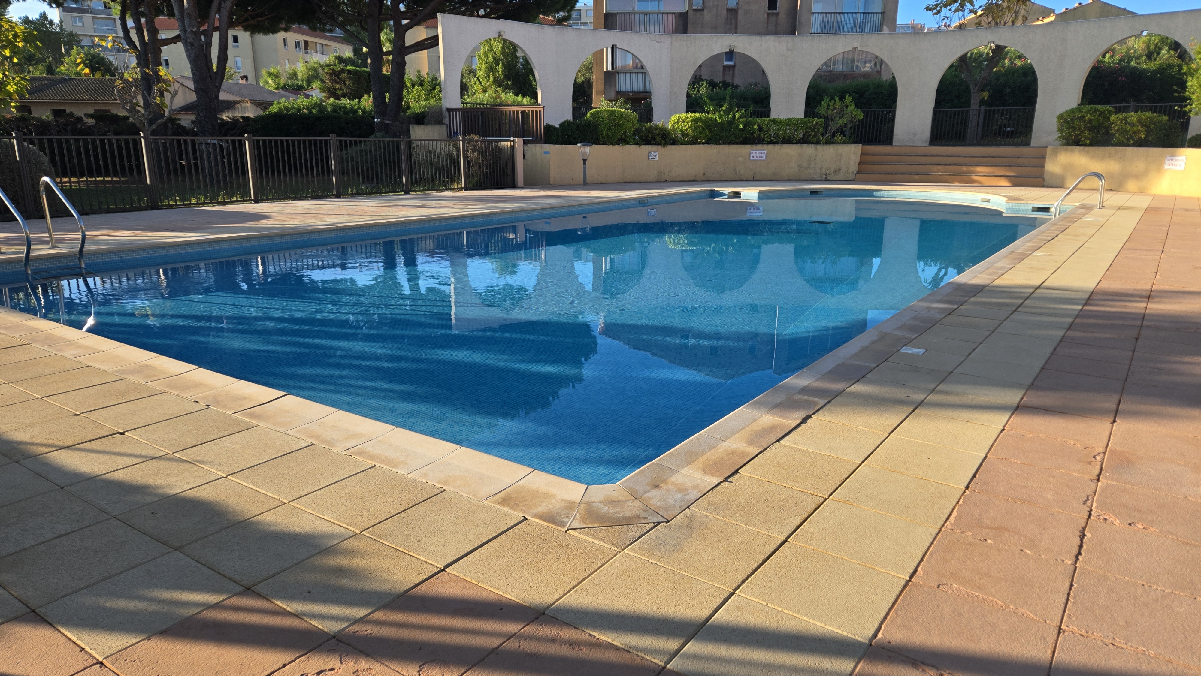 Piscine cristalline entretenue par Les Samaritains