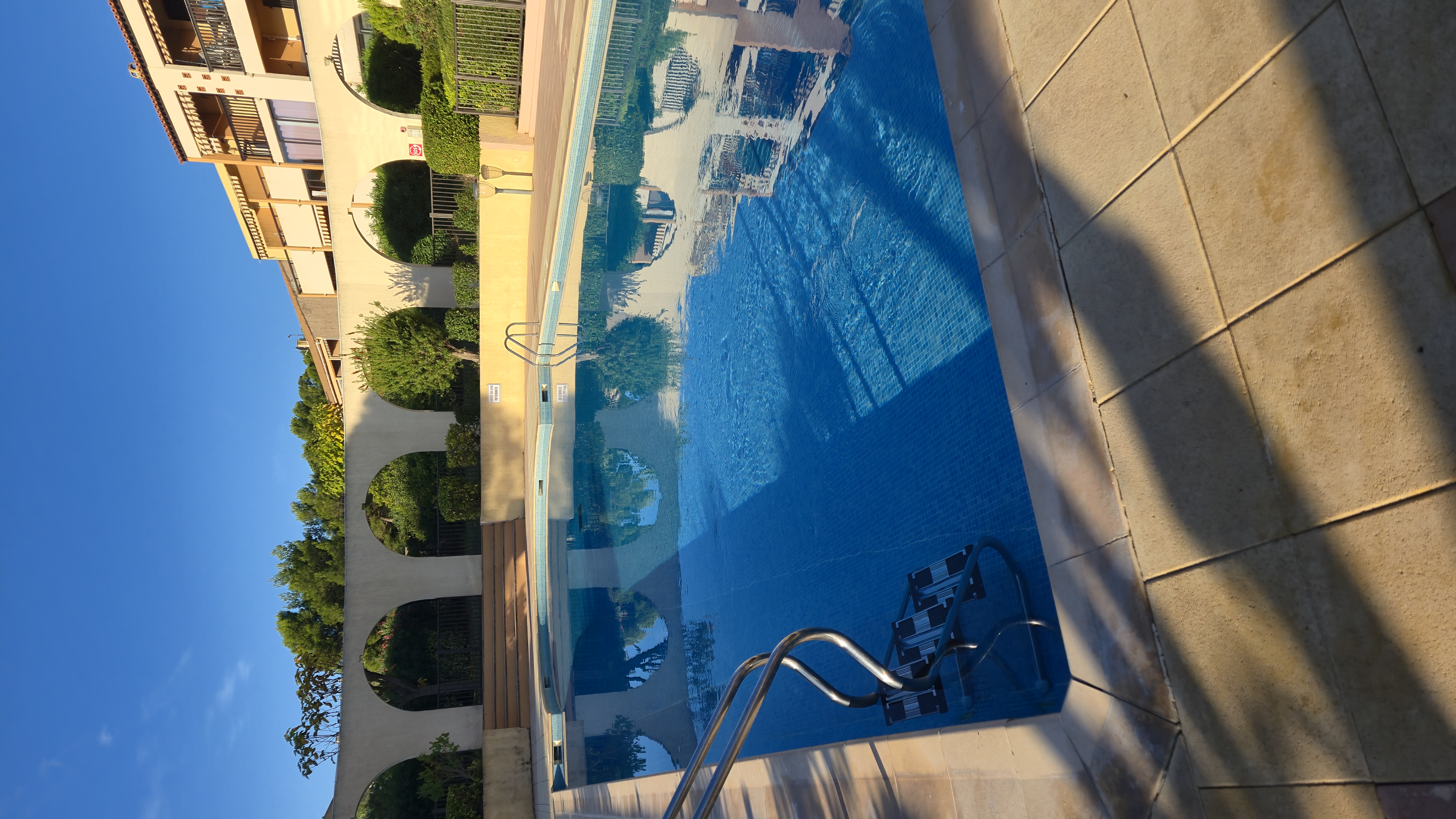 Technicien intervenant rapidement sur une piscine